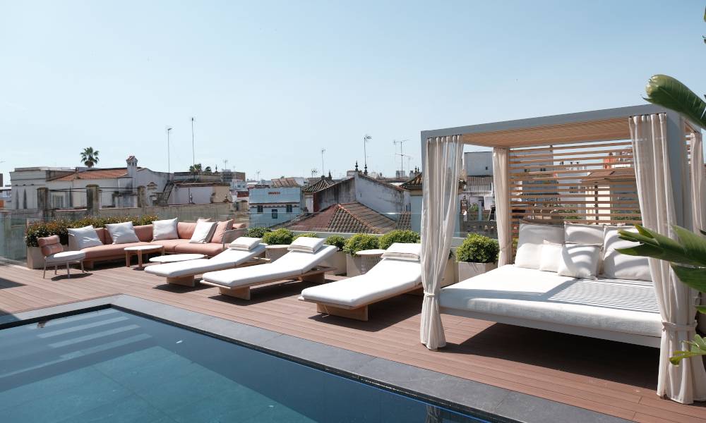 Terraza ajardinada con piscina y vistas Terraza ajardinada con piscina y vistas
