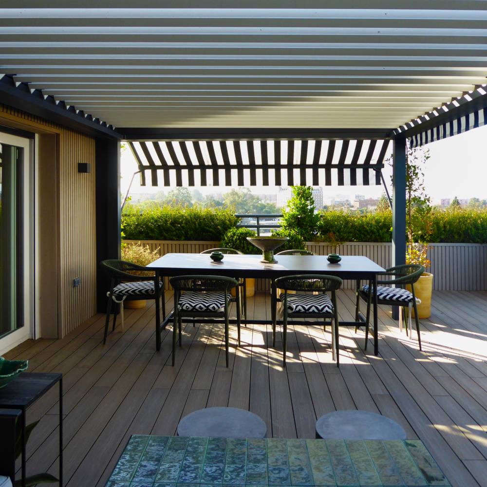 Comedor en terraza urbana con jardineras y macetas Comedor en terraza urbana con jardineras y macetas