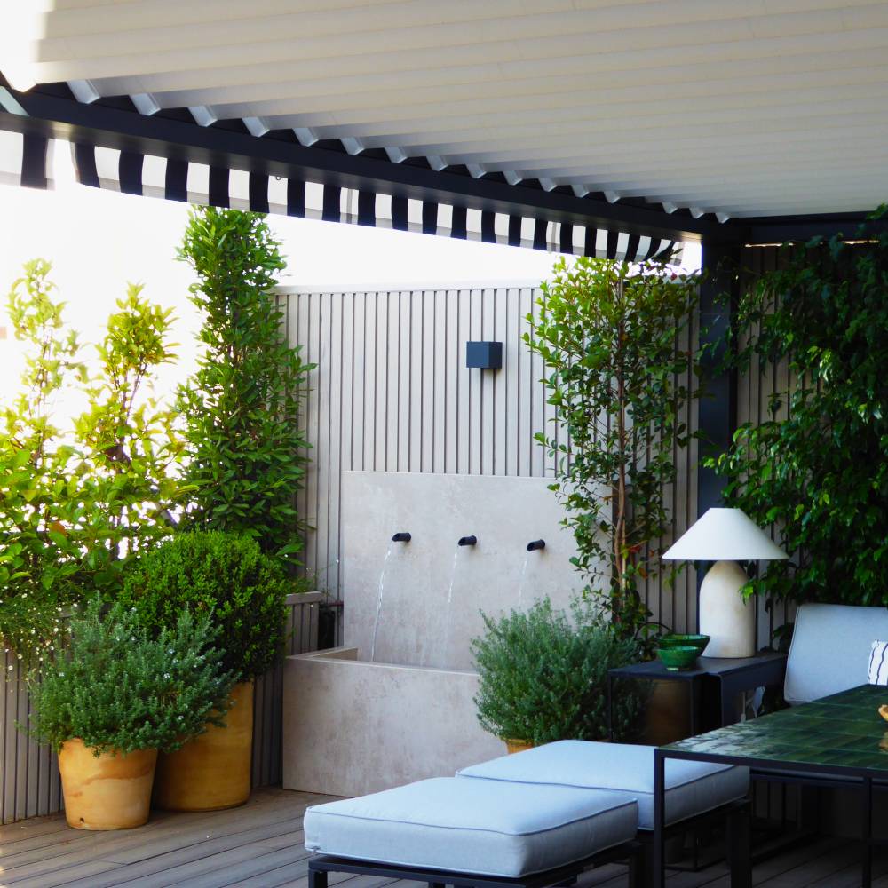 Jardín con fuente en vivienda urbana Jardín con fuente en vivienda urbana