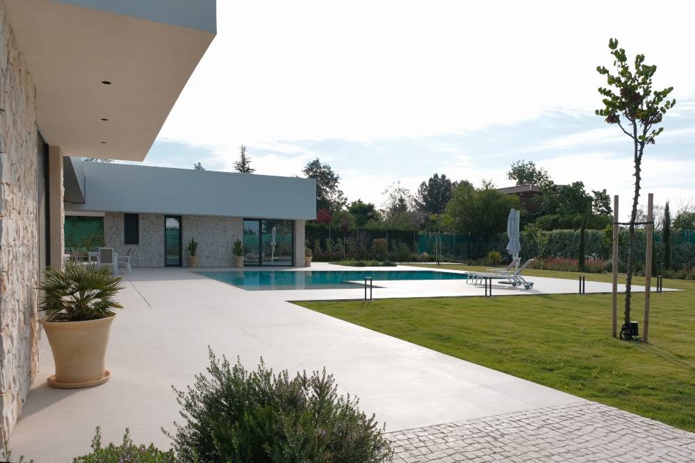 Piscina en jardín con huerto arboles y pradera Piscina en jardín con huerto arboles y pradera